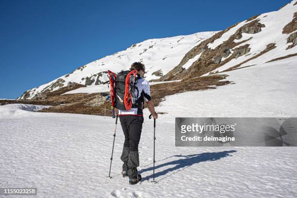 solo alpinist zu fuß mit schneeschuhen - lepontinische alpen stock-fotos und bilder