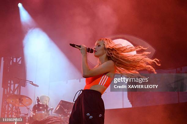 Angel Singer 801 Angèle Singer Stock Photos, High-Res Pictures, and Images - Getty ...