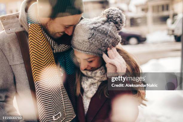 stadswandeling op een winterse dag - falling in love stockfoto's en -beelden