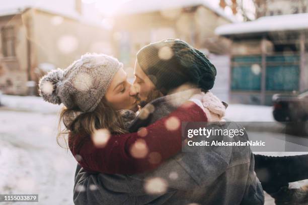 lovely winter day - casal beijando na rua imagens e fotografias de stock