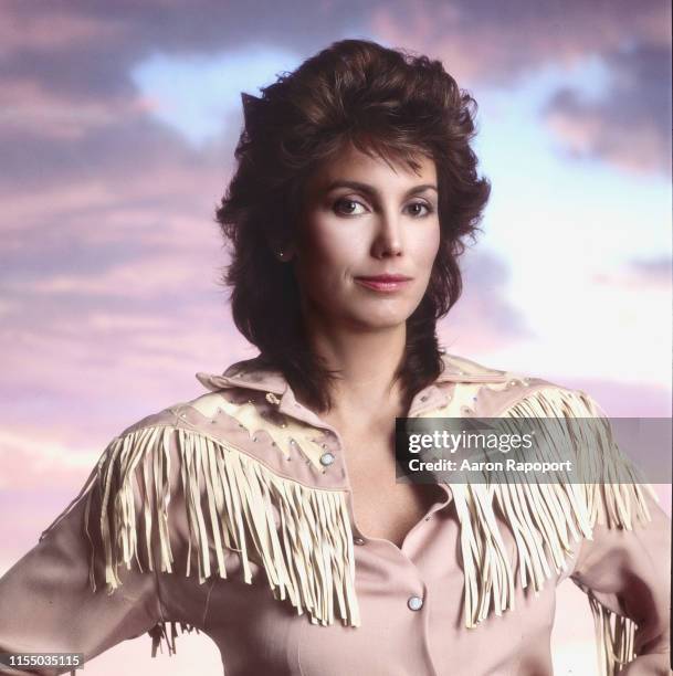 Los Angeles Singer songwriter Emmylou Harris poses for a portrait circa 1985 in Los Angeles, California