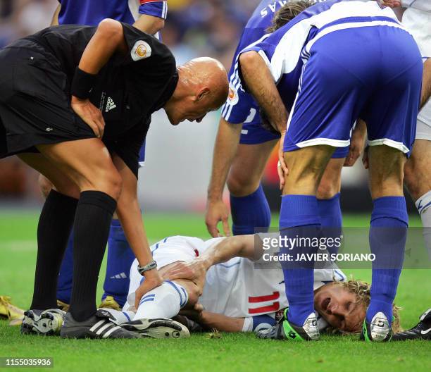Czech captain Pavel Nedved lies on the ground injured near Italian referee Pierluigi Collina, 01 July 2004 at Dragao stadium in Porto during the Euro...