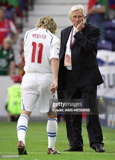 Czech midfielder Pavel Nedved leaves the field after an injury next to his coach Karel Bruckner, 01 July 2004 at Dragao stadium in Porto during the...