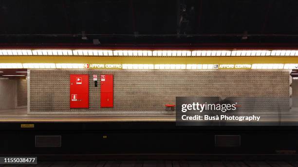 train platform inside milan subway station, italy - andén de estación de metro fotografías e imágenes de stock