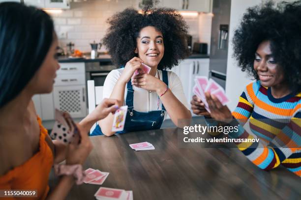 drie meisjes thuis speelkaarten - poker stockfoto's en -beelden