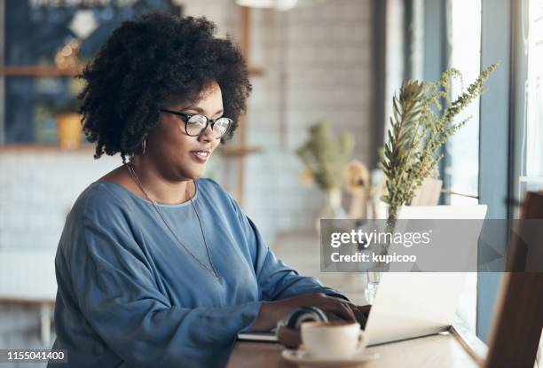 revisando mis correos electrónicos - typing fotografías e imágenes de stock