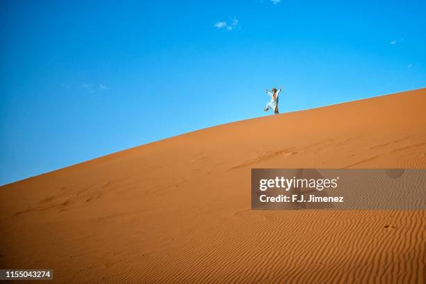 berber man greeting in the desert erg chebbi - midelt photos et images de collection