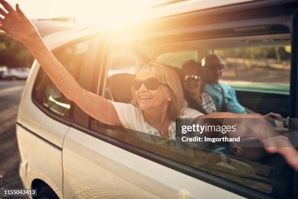 grandparents e neta durante o desengate de estrada - family inside car - fotografias e filmes do acervo