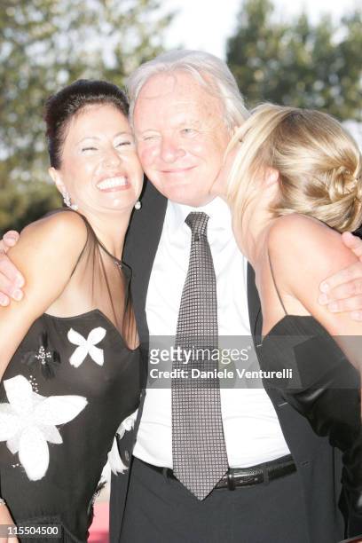 Anthony Hopkins with wife Stella Arroyave and Lisa Pepper