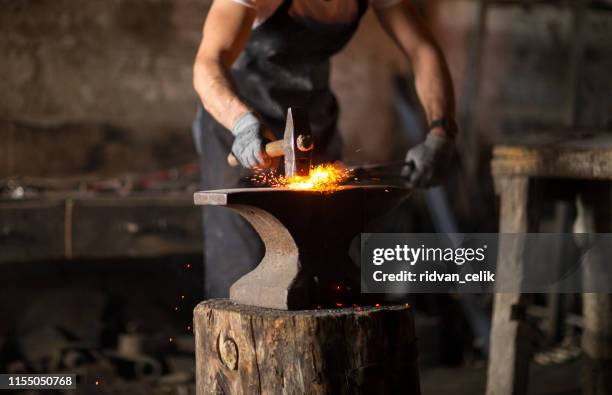 schmied handlich das geschmolzene metall schmiedet - schmied stock-fotos und bilder