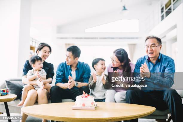 mehrgenerationenfamilie feiert geburtstag - chinese birthday stock-fotos und bilder