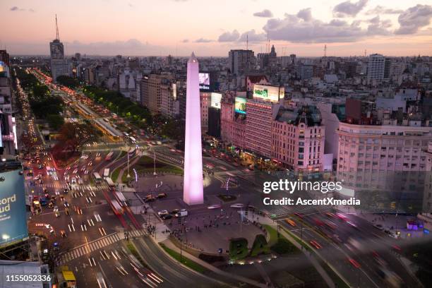 obelisco de buenos aires in der stadt in der dämmerung - obelisk von buenos aires stock-fotos und bilder