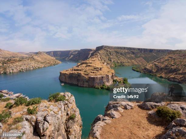 vista aérea de rumkale perto da cidade de gaziantep em turquia. - cidade de gaziantep - fotografias e filmes do acervo