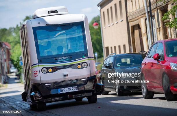 July 2019, Brandenburg, Wusterhausen: The self-propelled Easy Mile ez10 minibus drives on its test track at a press event. The electric bus has six...