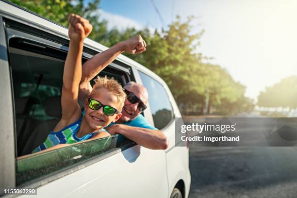 großvater und enkel während der fahrt - friends inside car stock-fotos und bilder