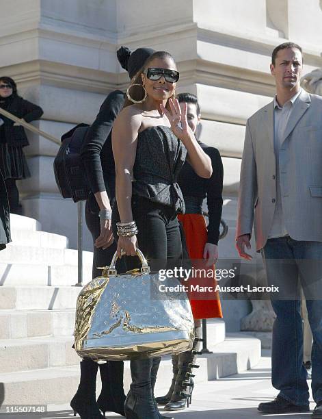 16 Celebrities Attend The Louis Vuitton Spring Summer 2007 Fashion Show  October 10 2006 Stock Photos, High-Res Pictures, and Images - Getty Images