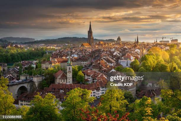 cityscape with golden light sunset in bern, capital of switzerland - cantón de berna fotografías e imágenes de stock