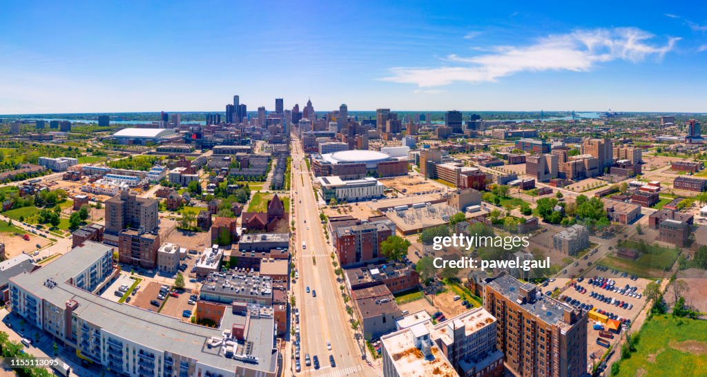 Vista aérea do distrito residencial com a Avenida de Woodward em Detroit Michigan