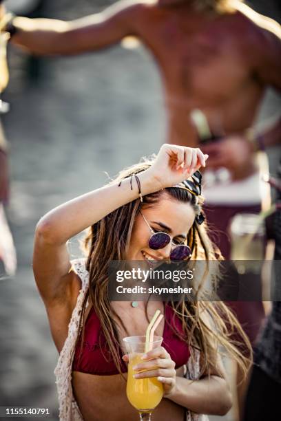 danse heureuse de femme avec le cocktail d’été sur la plage. - beach music festival photos et images de collection