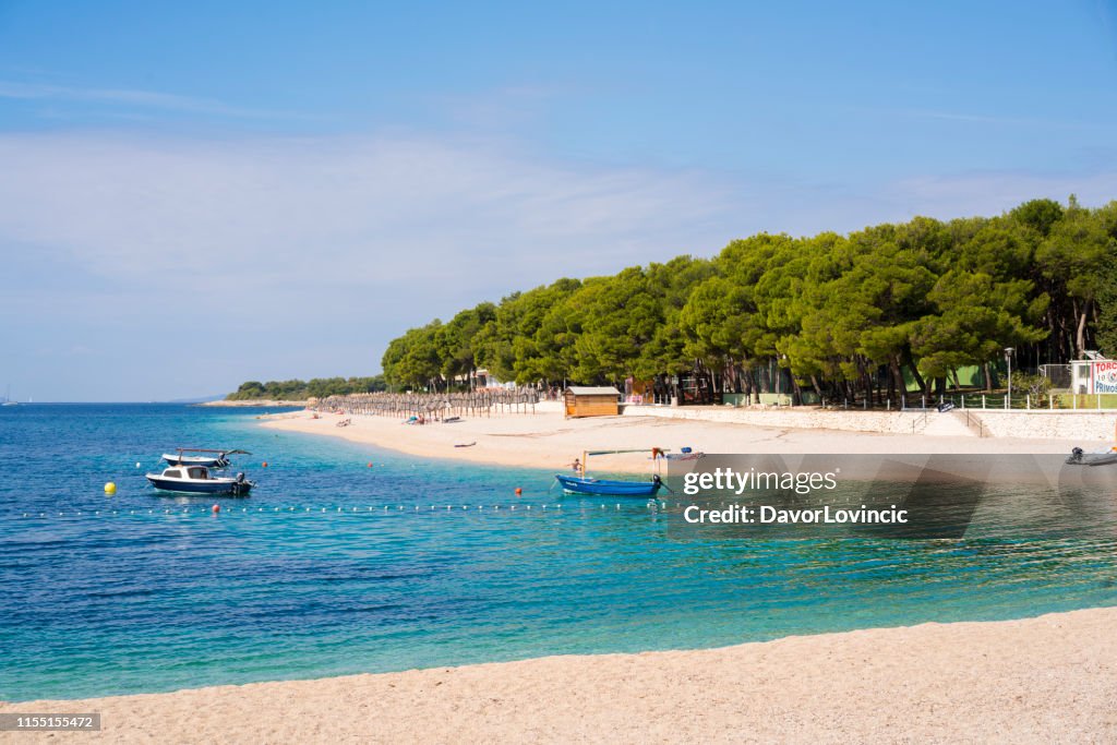Vue de la plage de Pakostane sur la côte de Croatie près de Zadar.