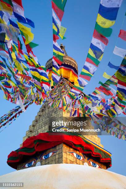boudhanath stupa - nepali flag stockfoto's en -beelden