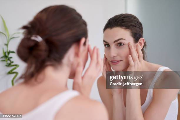 the best makeup is healthy skin - espelho imagens e fotografias de stock