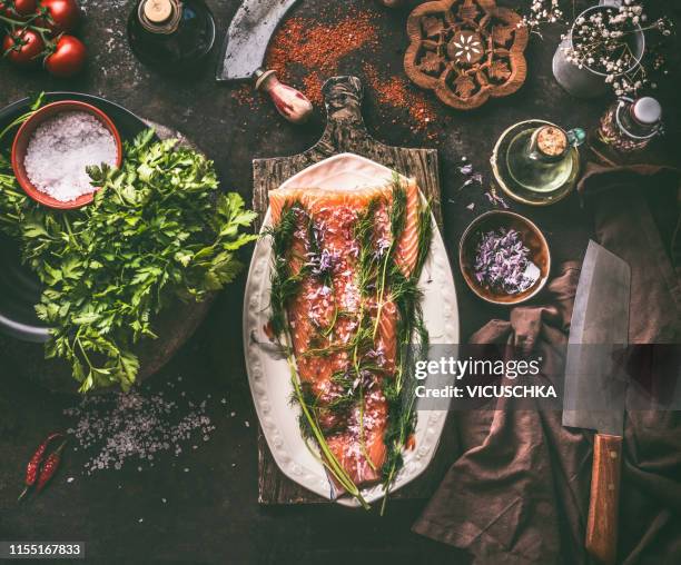 raw salmon fillet with seasoning and salt on plate - gravlax - fotografias e filmes do acervo