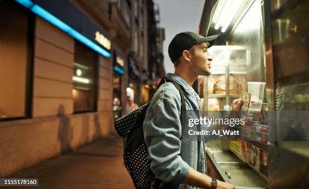 zeit, das nachtleben zu erleben - kiosk stock-fotos und bilder