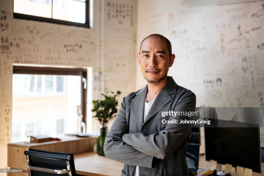 Retrato del empresario chino en la oficina creativa
