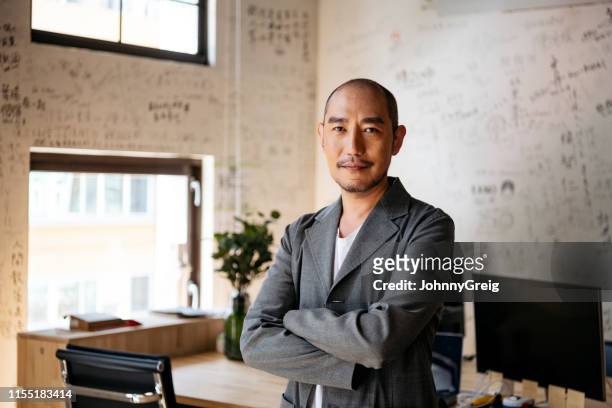 ritratto di uomo d'affari cinese in ufficio creativo - cool attitude foto e immagini stock