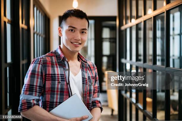 portret van koele jonge chinese zakenman - taiwanese ethnicity stockfoto's en -beelden