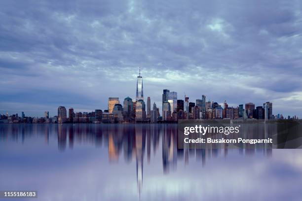 lower manhattan skyline, new york skyline at night - new york skyline night stock pictures, royalty-free photos & images