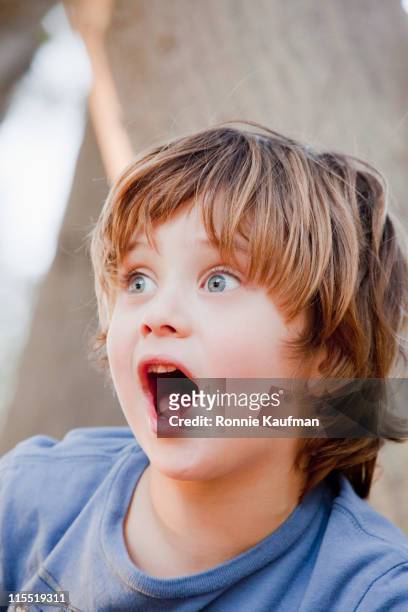 surprised caucasian boy - 4 5 ans photos et images de collection