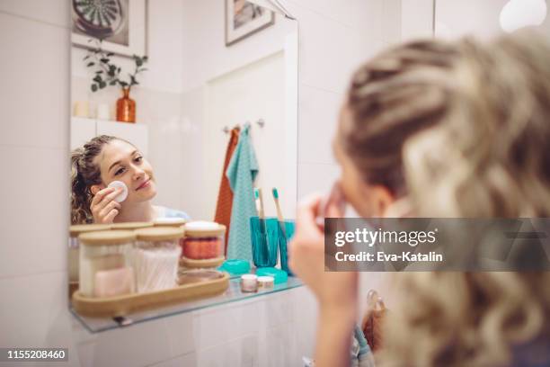 jonge vrouw thuis - facial cleanser stockfoto's en -beelden