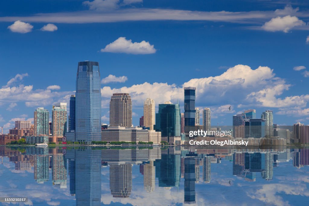 Jersey City skyline met Goldman Sachs Tower weerspiegeld in water van Hudson River, New York, USA.