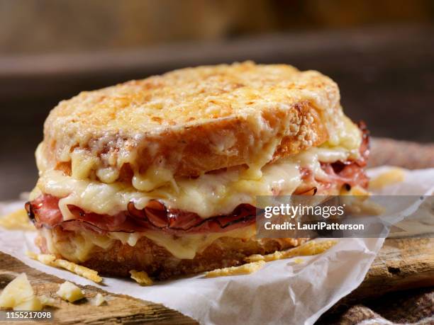 croque monsieur, gegrilde kaas sandwich met zwarte woud ham, gruyere en bechamelsaus saus - tosti stockfoto's en -beelden