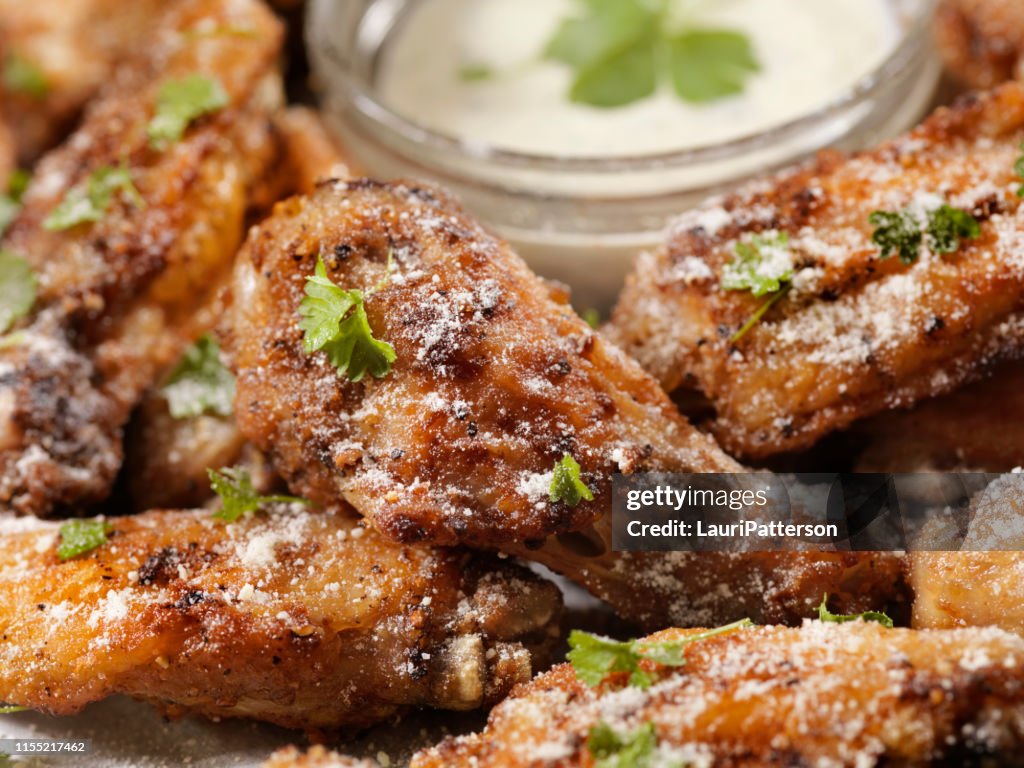 Lucht gebakken, knoflook en Parmezaanse kaas knapperige Kippenvleugels met Ranch DIP