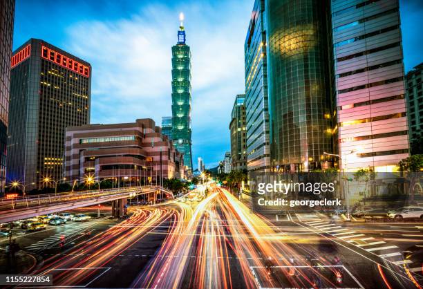strade trafficate di taipei al crepuscolo - taiwan foto e immagini stock
