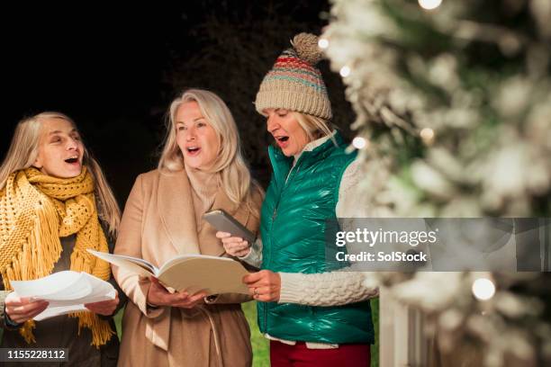 villancicos de navidad - coro fotografías e imágenes de stock