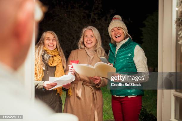 allegria di natale - christmas carols foto e immagini stock