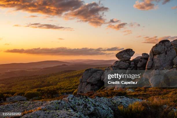 nature - coucher de soleil sur les montagnes lozèrienne - good night imagens e fotografias de stock