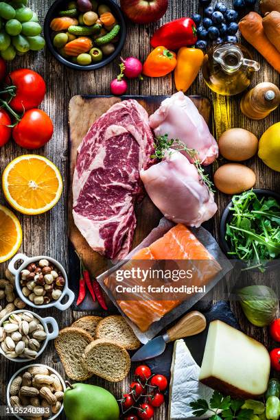 voedsel achtergronden: tafel gevuld met grote verscheidenheid van voedsel - raw fish stockfoto's en -beelden