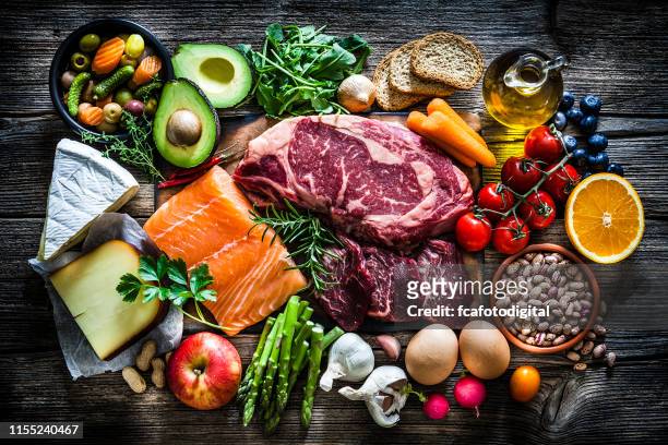 sfondi alimentari: tavolo pieno di grande varietà di cibo - carne foto e immagini stock