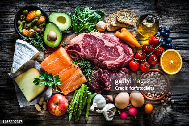 食品の背景: 食品の多種多様で満たされたテーブル - シーフード ストックフォトと画像