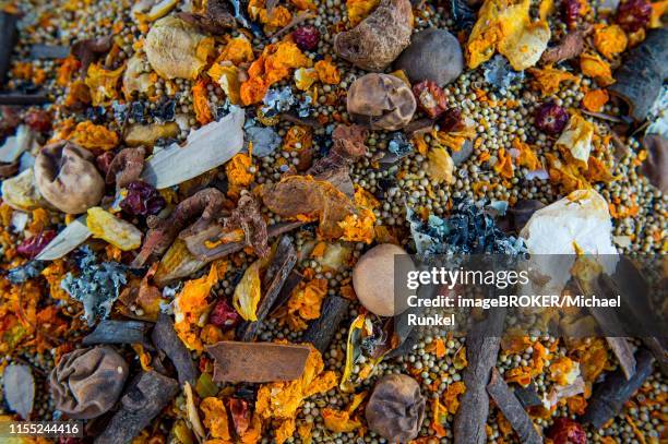 colourful spices in a souk in abha, saudi arabia - abha saudi arabia foto e immagini stock