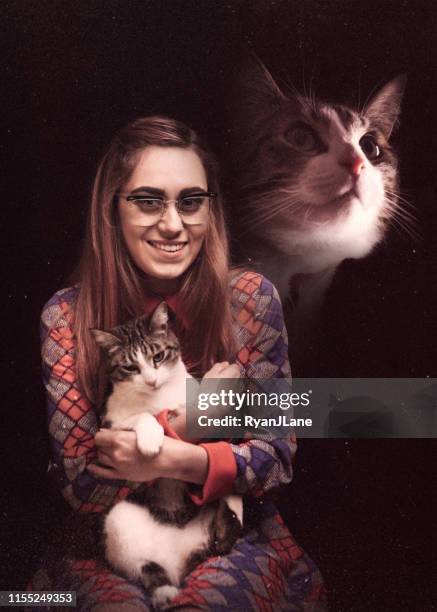 retro glamour shot der frau mit haustier katze - frau retro humor stock-fotos und bilder