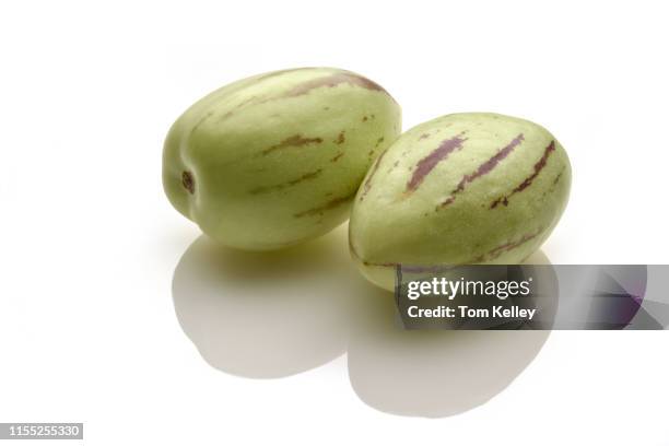 2 pepino melons - pepino stockfoto's en -beelden
