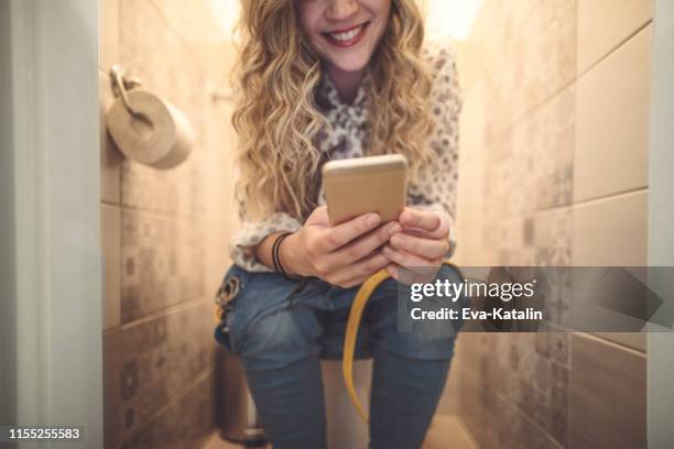 junge frau zu hause - woman toilet stock-fotos und bilder