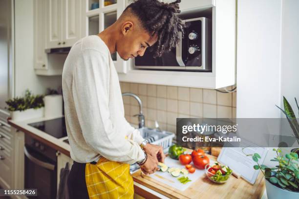 in der küche - hipster in a kitchen stock-fotos und bilder