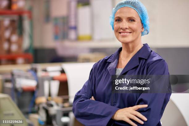 bringing professionalism and pride to her job - hair net stock pictures, royalty-free photos & images